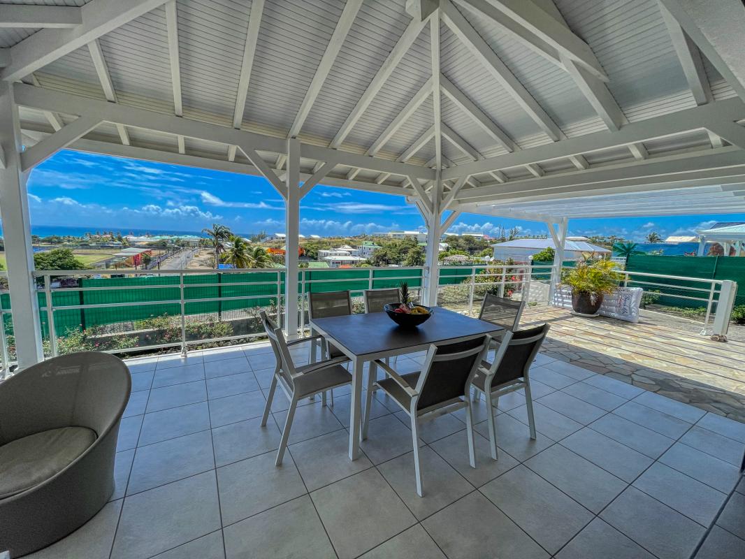 Location villa Topaze 2 chambres 4 personnes vue sur mer piscine à St François en Guadeloupe - terrasse.
